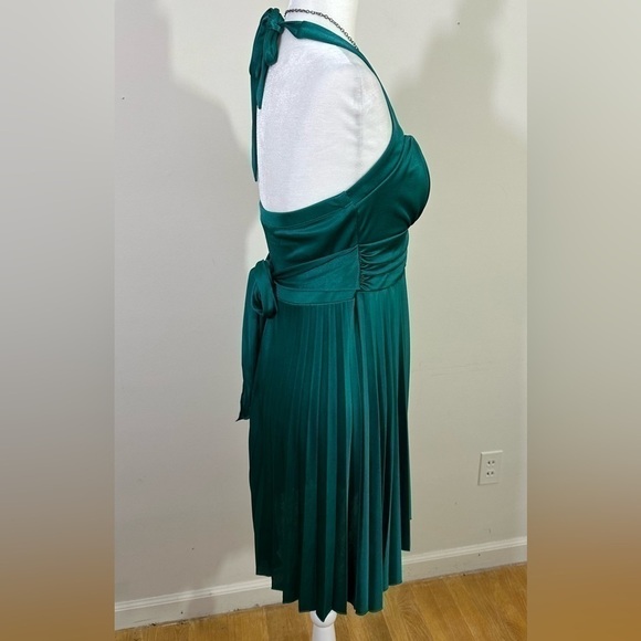 Speechless sz sm dressy dress in emerald faux decorative pin accent. - Picture 8 of 15